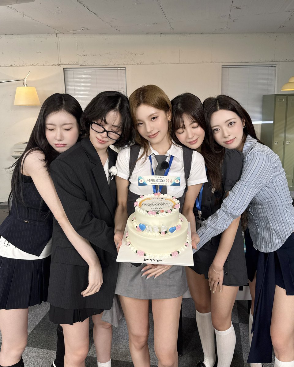 ITZYofficial's tweet photo. 믿지상사의 ✨대주주 MIDZY✨가 보내준 사랑 덕분에
금일 7주년 주주총회를 성공적으로 마쳤음을 보고합니다. 🤝

ITZY 이사진의 단체 사진을 첨부하오니, 
MIDZY 분들의 [하트] 및 [댓글]로 최종 결재 바랍니다. ✍️

다시 한번, 7주년의 축하를 담아 깊은 감사의 마음을 전합니다. 💌

#ITZY #MIDZY @ITZYofficial
#HappyBirthdayMIDZY
#HappyMIDZYday