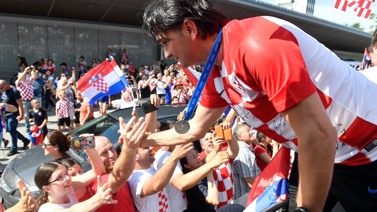 HNS_CFF's tweet photo. From 2017... into #Croatia football immortality. 🇭🇷⚽️

What are your favourite @DalicZlatko memories? 

📸 Drago Sopta / HNS, Getty Images

#HvalaDala | #SkromanDolazak #NezaboravanPut #PonosanOproštaj | #Family https://t.co/3mr6CmJ6Rl