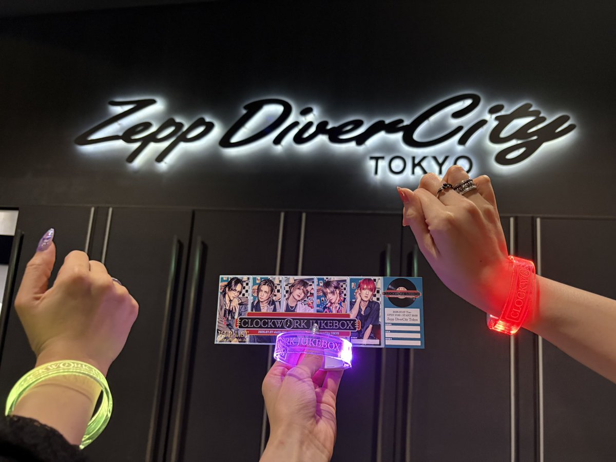 syk_VIP78's tweet photo. 19周年おめでとうございました♡

最前入れてるいちゃんの可愛い姿目の前で見れて良かった〜✩
クラマ大好きマン爆沸きした
メドレーもわくわく✨️
-OZONE-の時は嬉し恥ずかし案件🤣

今日誕生日だから友達にサプライズして貰えたし幸せすぎ🥲

下手最前でゆーさんのピックげっと🥺

#vistlip
#CWJB https://t.co/7vypzHVJk9