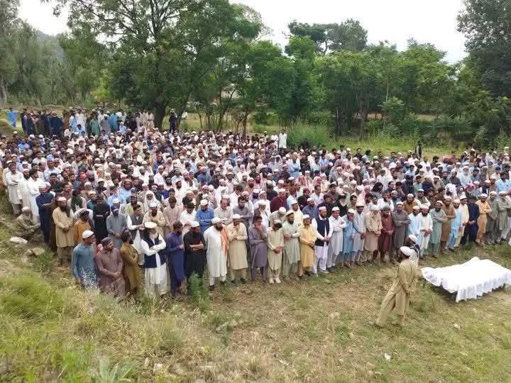 PkLeaderVoice's tweet photo. پنجاب کے ایک گاؤں نے جنازے کی رسم کو بدل کر ایک نئی تاریخ رقم کی ہے۔ 
جہاں ایک غریب شخص کا جنازہ جب جنازہ گاہ پہنچا اور صفیں درست ہوئیں، تو امام صاحب نے شرکاء سے مخاطب ہو کر ایک دل سوز اعلان کیا: 
یہ میت جس کا ہم جنازہ پڑھنے لگے ہیں، اپنے گھر کا واحد کفیل اور سہارا تھا۔ سوگواران میں صرف ایک بیوہ اور تین چھوٹے بچے ہیں۔ عدت کے ایام میں ان کے پاس آمدنی کا کوئی ذریعہ نہیں ہے۔ لہذا، جنازہ گاہ کے مرکزی دروازے پر ایک چادر بچھا دی گئی ہے۔ جو بھی صاحبِ توفیق بغیر کسی دکھلاوے کے، اللہ کی رضا کے لیے ایک روپے سے لے کر اپنی حیثیت کے مطابق جتنی رقم دے سکتا ہے، وہ وہاں ڈال دے۔

 جنازے کے بعد جب چادر سے رقم جمع کی گئی تو وہ ایک لاکھ روپے سے زائد کی تھی۔ کسی کے 10 روپے تھے تو کسی کے 100، لیکن اس مشترکہ ہمدردی نے یتیم بچوں کے لیے کئی مہینوں کا معاشی سکون فراہم کر دیا۔ تعزیت صرف ہاتھ اٹھا کر دعا کرنے کا نام نہیں، بلکہ دکھ کی گھڑی میں عملی سہارا بننے کا نام ہے۔ ہمارے نبی کریم ﷺ کا فرمان ہے کہ اگر کوئی پودا لگائے اور اس سے کسی انسان، پرندے یا جانور کو فائدہ پہنچے، تو لگانے والے کو اس کا بھی ثواب ملتا رہتا ہے۔ جنت کا آسان راستہ خلقِ خدا کی خدمت میں چھپا ھوا ہے۔ 

 جزاک اللّہ خیر۔جَـــزَاڭَ_اللّٰہُ خَــیْراً کَـــثِیْرَا وَ اَحْـــسَنَ الْـــجَزَاء فِی الــدُّنْیَا وَلْآخِـرَةْ.