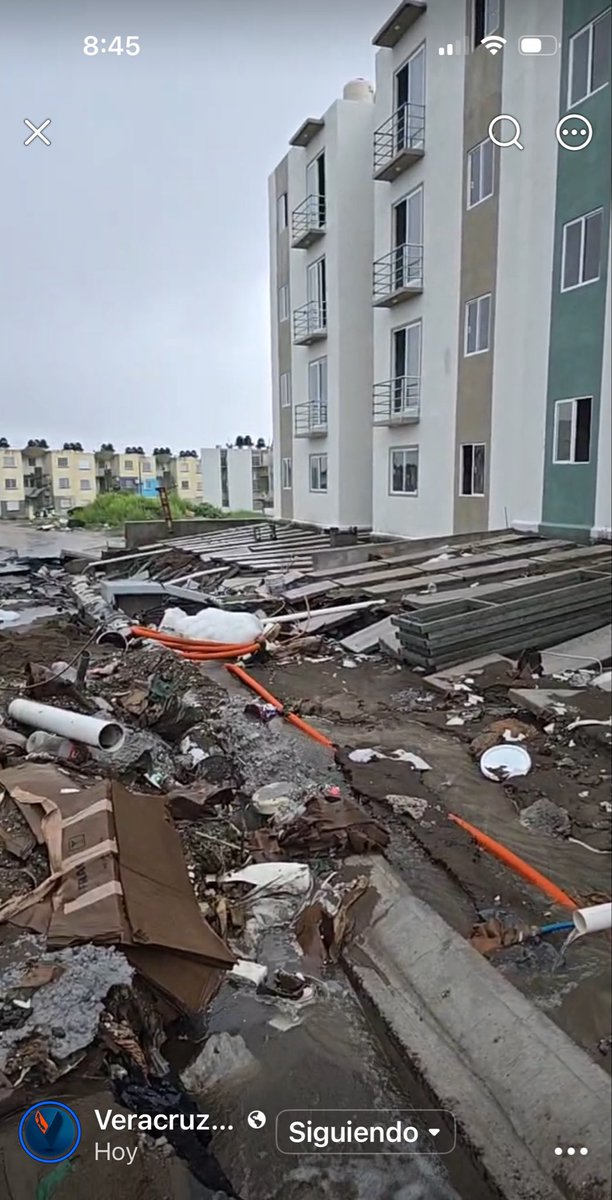 MaTere_Mendoza's tweet photo. Y pues así las casas del “bienestar” que hace muy poco vino a inaugurar con bombo y platillo la presidentª en Veracruz.
La intensa lluvia dejó ver lo mal hecho, lo al “ahí se va” y también como se va el dinero de nuestros impuestos a la basura en obras mal realizadas. 

📷 crédito a Veracruz en Alerta