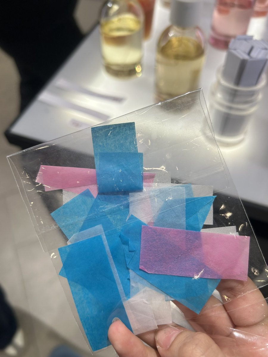 jnjmlvrs's tweet photo. aku sedang ke cnf dan mencoba nanya ke mbak mbak nya wangi confetti ini, turns out ini yg paling mirip apalagi pas di spray ke kertas agak lamaan jadi miripp bangettt🥺🥺🥺 https://t.co/7JzecFZ2Va