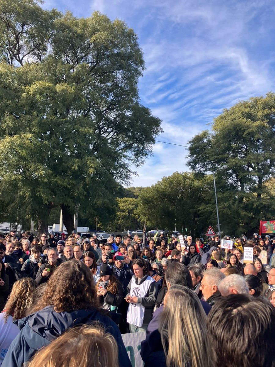 duroms's tweet photo. @LuisCaputoAR @KGeorgieva @JMilei No queremos al FMI, queremos ciencia nuclear nacional. 
Caputo vaciador
#EnCNEANoSobraNadie
#LaCNEANoSeVende https://t.co/J8OW0RprVG