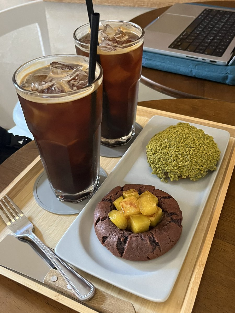 imgoegoe's tweet photo. 친구가 끼니 때울 만한 카페로 쿠키 파는 카페 추천해 줬길래 엥 쿠키로 뭔 밥을…? 싶었는데
걍 고봉밥 쿠키, 국밥 쿠키가 나옴
쿠키 반 먹고 약간 배불러서 번아웃 왔음 https://t.co/EuRvVa02hE