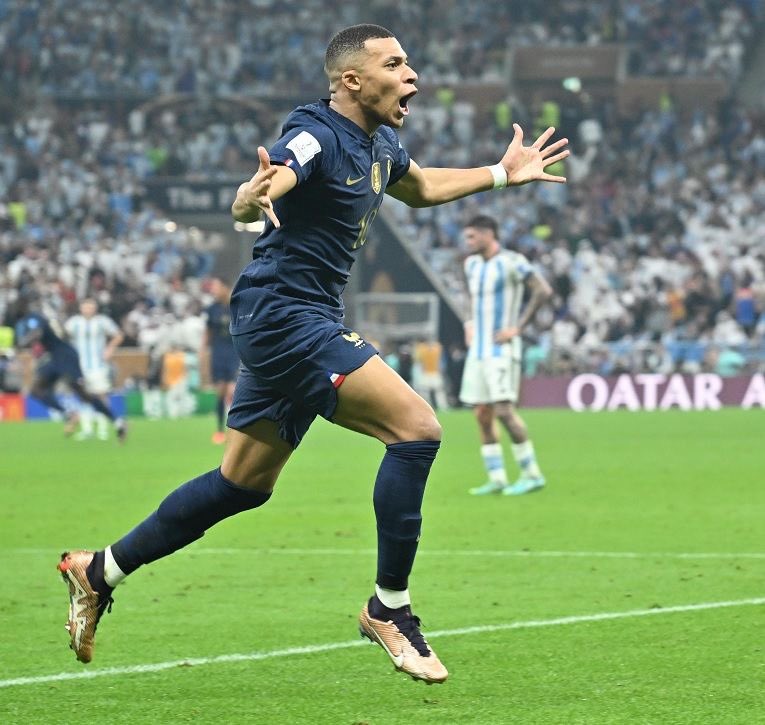 Tobs_fc's tweet photo. Mbappe scored 2 penalties in a final that was supposed to be rigged for Argentina. 
🗣️ Monster mentality 

Messi scored one penalty in that same final 
🗣️ Penalty for Argentina. 😭 https://t.co/IUp9iXDU6I