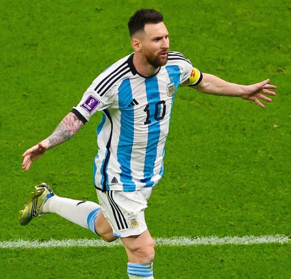 Tobs_fc's tweet photo. Mbappe scored 2 penalties in a final that was supposed to be rigged for Argentina. 
🗣️ Monster mentality 

Messi scored one penalty in that same final 
🗣️ Penalty for Argentina. 😭 https://t.co/IUp9iXDU6I