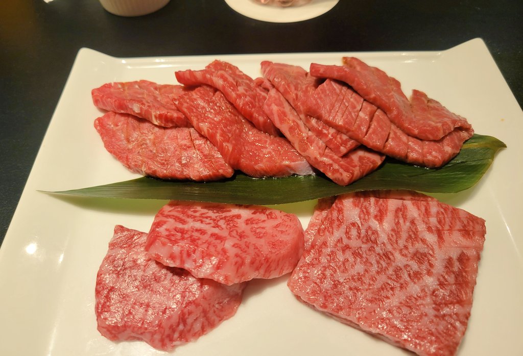 everblue64's tweet photo. 焼肉荒武イベントデー✨行ってきました！
なに食べても美味しいし☺️店員さんも優しいし✨️事前にアレルギーの相談をしたのですが快くご対応戴けたのも嬉しかったです。
そして涼星くんあんなに席に来てくれるとは思わなくて💦凄すぎた😵✨️
相席の方達も優しくて楽しい時間になりました！ https://t.co/ZFwL355tDv