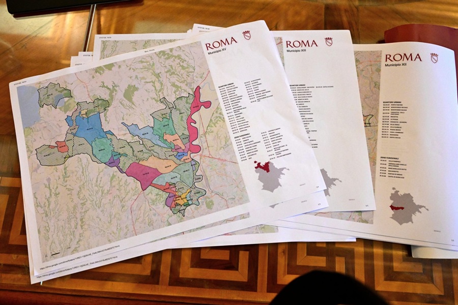 Roma's tweet photo. 📣 È stata presentata oggi in Campidoglio la nuova mappa dei Quartieri di Roma, alla presenza del Sindaco Roberto Gualtieri.

🗺️ Il nuovo assetto individua 332 quartieri urbani, 22 rioni e 100 zone funzionali.
 
Info  👉  https://t.co/cF82lM0u2S https://t.co/S7QlRPdXHj