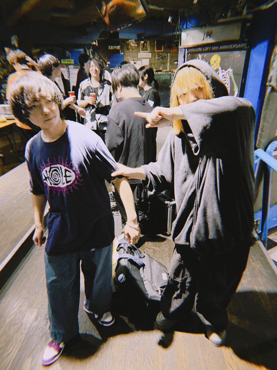 youtrotro's tweet photo. 新宿ロフトどうもありがとう！
観ていたみんなが楽しそうで嬉しかった、
僕もとっても楽しかったです〜〜
今日一緒だったtomobatarakiの林くんfusen以来の再会で色々話せて良かったな〜〜
今月のライブはもう終わりでまた8月会いましょう〜
そして本日ももちろん現場はこの人でした！ https://t.co/c4JA8GRk42