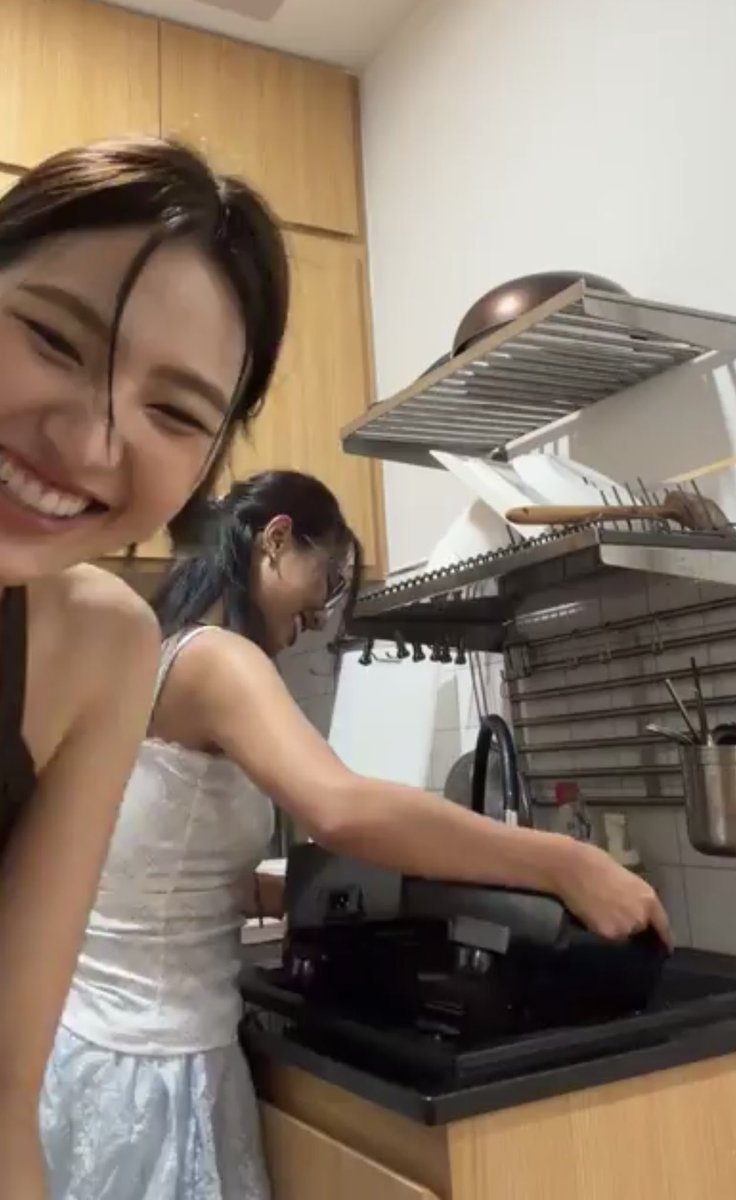 DekOmeNing's tweet photo. โอกาสที่จ่อยกับโจ๋ ได้มาเจอกันน้อยมากๆ 
แล้วการล้างถ้วยวันนี้น่ารักสุด
ดีใจอ่ะที่ได้เห็นมาอยู่ด้วยกันแบบนี้

#เก็บโมเมนต์ไปด้วยกันพี่ๆ
OMENINGSTORYEP1
#OMENING #ออมนิ้ง  💖🍳❤️🧊 
#คะนิ้งศิริกานต์ #ออมเล็ตสิริยากร https://t.co/w7EYGHwL7f
