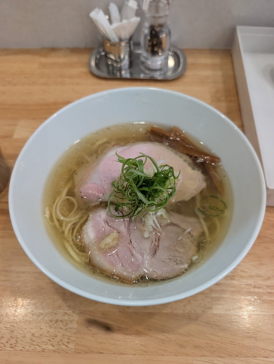 lip_slide's tweet photo. 地球の中華そば
中華そば塩1100円
平打ち麺。
久しぶり。
麺は日本トップクラス。
ホントに旨い。
葱が少しからかった。
また行きます。 https://t.co/lOAi7jYLvN