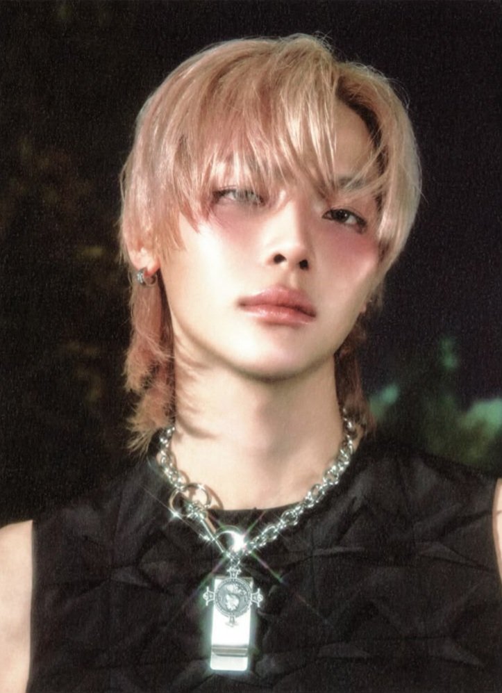 HYBE_Chart's tweet photo. Happy 24th birthday to NICHOLAS of andTEAM! https://t.co/DD2dD5xS1o