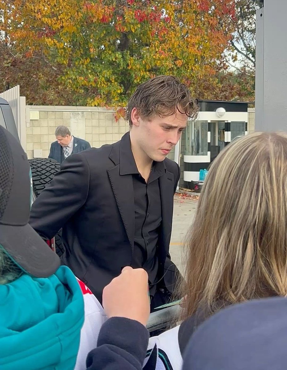 briniittyy's tweet photo. im trembling because why does he look so good https://t.co/nuxMKk1JMx
