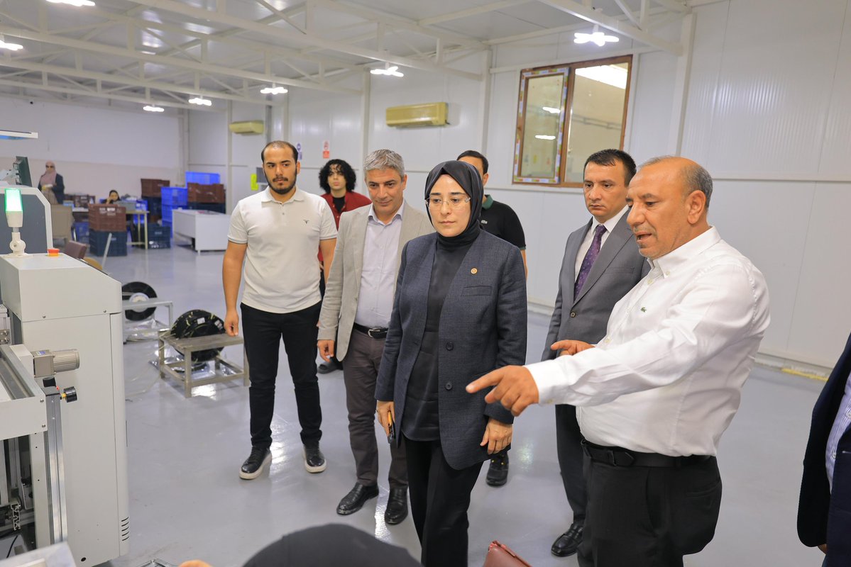 CYAZMAC's tweet photo. 📍Şanlıurfa Organize Sanayi Bölgesi

Üreten Şanlıurfa, güçlü Türkiye’nin en önemli teminatıdır.

Mehmet Aslan ağabeyimizin firması TURKA Elektrik’i ziyaret ettik.  Kıymetli sanayicilerimiz Mehmet Aslan ve değerli oğlu Ahmet Fehmi Aslan ile bir araya geldik.

KOSGEB İl Müdürümüz Metin Gülmen, OSB Müdürümüz Osman Oktay ve AK Parti Şanlıurfa İl Yönetim Kurulu Üyemiz Hüseyin Kandemir ile birlikte gerçekleştirdiğimiz ziyarette, LED ampul üretiminde yürüttükleri çalışmaları yerinde inceleyerek üretim süreçleri, yatırımları ve gelecek hedefleri hakkında konuştuk.

Her yeni yatırım ve her istihdam edilen kardeşimiz, Şanlıurfa’nın yarınlarına duyulan güvenin en güçlü göstergesidir. 

Üreten, istihdam sağlayan ve ülke ekonomisine katma değer kazandıran tüm sanayicilerimizin yanında olmaya, onların sesi ve destekçisi olmaya devam edeceğiz.

Misafirperverlikleri için Mehmet Aslan ağabeyime ve Ahmet Fehmi Aslan’a teşekkür ediyor, çalışmalarında bereketli kazançlar ve başarılar diliyorum.

@RTErdogan @Akparti @abuyukgumus
