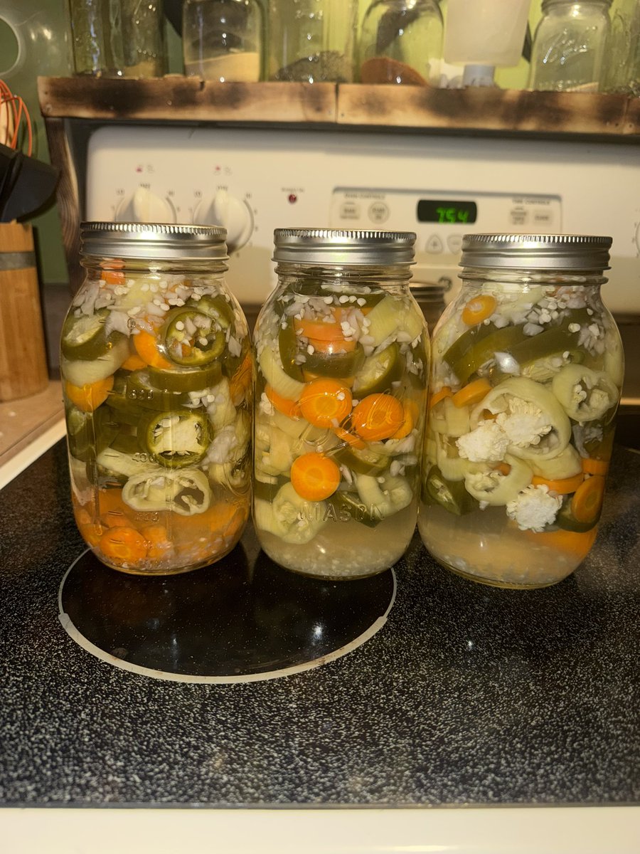 nmullins34's tweet photo. Pickled jalapeño, banana peppers, and carrots 👌🏻 https://t.co/skrkkRb9HD