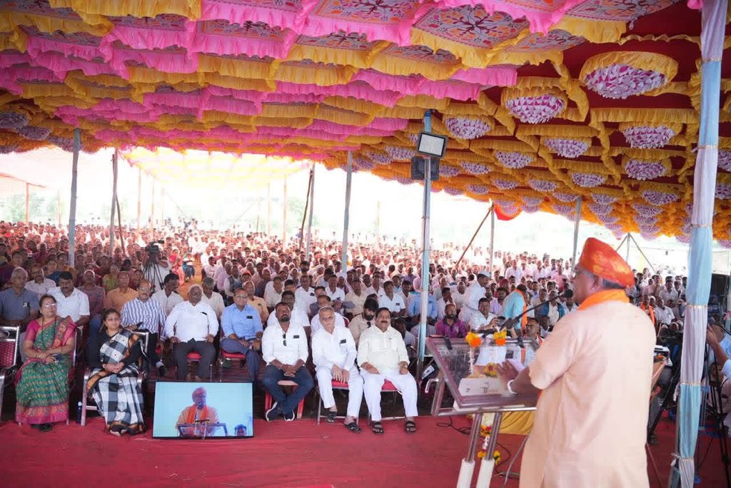 VHPDigital's tweet photo. आज चिकोडी, उत्तर कर्नाटक में विश्व हिंदू परिषद के गोरक्षा विभाग द्वारा किसान सम्मेलन आयोजित किया गया । 
जिसमें 100 से अधिक गाँवों से 2000 से ज़्यादा किसान बंधू -भगिनियों ने सहभाग लिया, गौ आधारित कृषि, विष मुक्त जमीन व अन्न तथा रोगमुक्त शरीर के बारे में जानकारी दी गई । 

गोहत्या बंदी हेतू तथा गोमात सम्मान हेतू, गो मंत्रालय हेतू 100 से अधिक गाँवों में हस्ताक्षर अभियान प्रारंभ हुआ । 
कार्यक्रम में पू स्वामि चिद्गणानंद जी (सिद्धारूढ मठ) का मार्गदर्शन प्राप्त हुआ एवं विश्व हिंदू परिषद के केंद्रीय संगठन महामंत्री श्री @MParandeVHP मुख्य अतिथि रहे, कार्यक्रम में समाज और संगठन के अनेकों कार्यकर्ता व गणमान्य नागरिक उपस्थित रहे ।