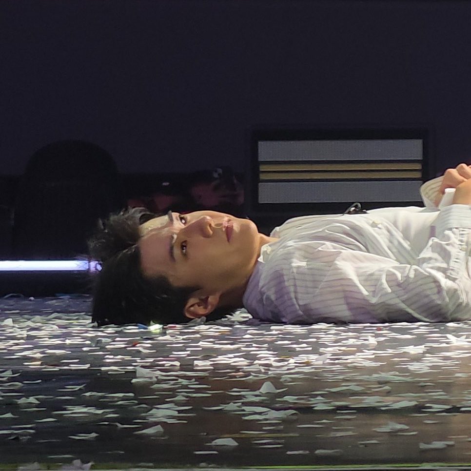 _ChanaDO's tweet photo. เซฮุนเหม่อเหมือนคลิปเสียงอันนั้นมาก “ถ้ากูถูกหวยรางวัลที่ 1 นะ กูจะลาออกจากที่ทำงานเป็นอันดับแรก แล้วกูก็จะใช้หนี้ที่มีให้หมดแล้วกูก็จะตอบแทนบุญคุณพ่อแม่ที่เลี้ยงมาคนละ 5000 บาทพ่อกับแม่กูคงภูมิใจในตัวกูมากเนอะ” https://t.co/wPy6Gz5Pqd