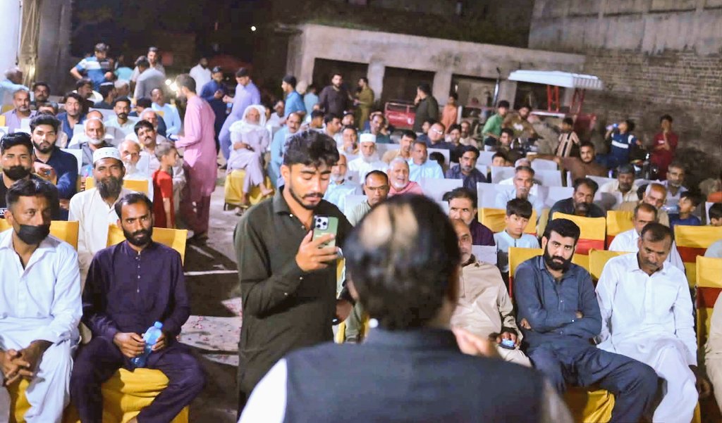 ElectPMLN2025's tweet photo. Visuals from LA36 Sialkot!

PMLN's Hafiz Ahsan Raza campaigned in Village Rangpur Jatttan of LA36 Sialkot. https://t.co/RkEEBonhp4