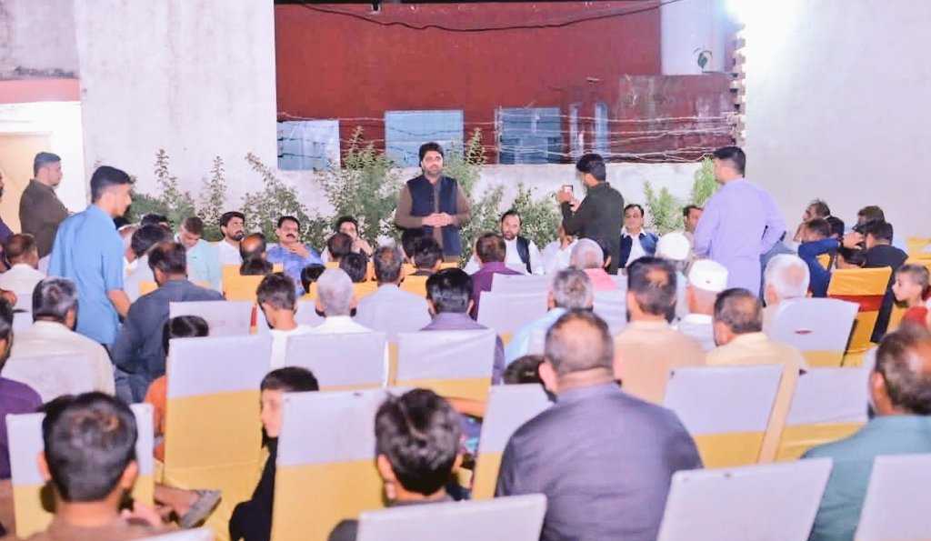 ElectPMLN2025's tweet photo. Visuals from LA36 Sialkot!

PMLN's Hafiz Ahsan Raza campaigned in Village Rangpur Jatttan of LA36 Sialkot. https://t.co/RkEEBonhp4