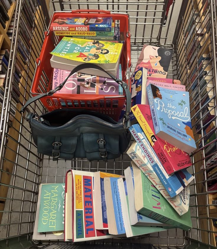 AlejaReads's tweet photo. How pleasant it is to go to a bookstore and buy books.>>> https://t.co/BTz8porGyC