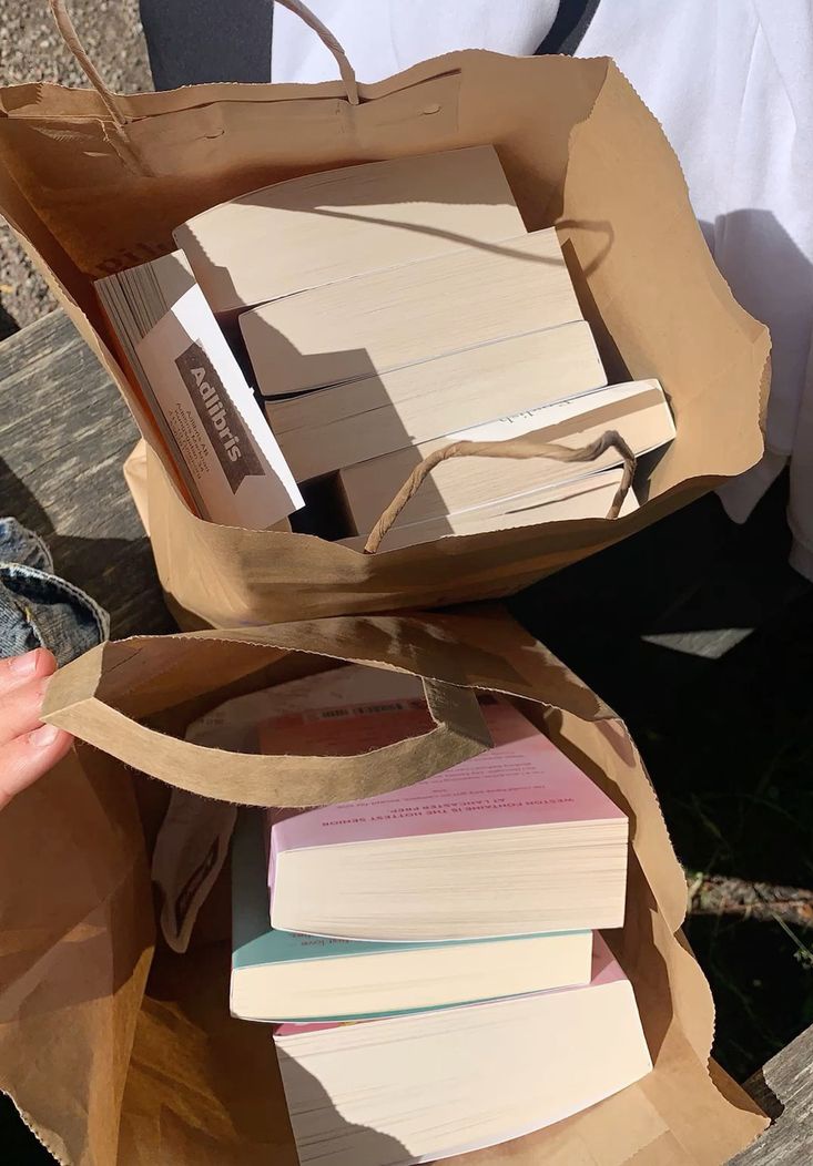 AlejaReads's tweet photo. How pleasant it is to go to a bookstore and buy books.>>> https://t.co/BTz8porGyC