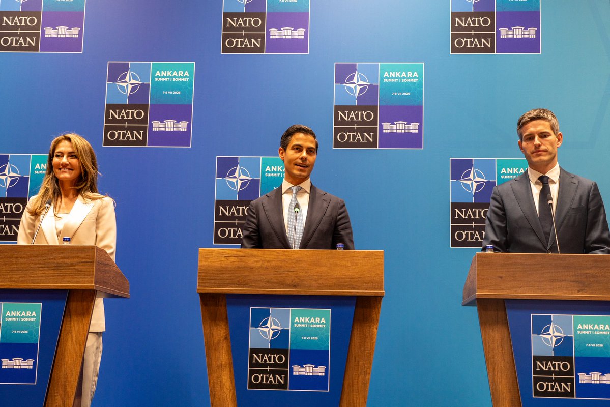 MinPres's tweet photo. Ik kijk terug op een positieve en vooral constructieve NAVO-top waar we de mooie ambities en woorden van vorig jaar hebben omgezet in concrete resultaten.
Er zijn vandaag en gister, ook door ons land, voor miljarden euro’s aan samenwerkingsovereenkomsten gesloten om defensiemateriaal te maken met bedrijven en Europese bondgenoten, Oekraïne en de VS.
Samen bouwen we aan een NAVO die lasten en taken eerlijk verdeelt en sterker wordt dan ooit, waarbij we als Europa in staat zijn om ons eigen continent te verdedigen. Een NAVO die bovendien sterker wordt en een bondgenootschap vormt dat voor de VS van belang is om onderdeel van te zijn.
Nederland vervult een voortrekkersrol en levert haar aandeel. Ons land heeft de defensie-uitgaven verdrievoudigd en blijft fors investeren in een goede mix van klassieke en moderne systemen.
Zo garanderen we, in deze onrustige wereld, met elkaar de toekomst van de NAVO en de veiligheid van Europa en Nederland.