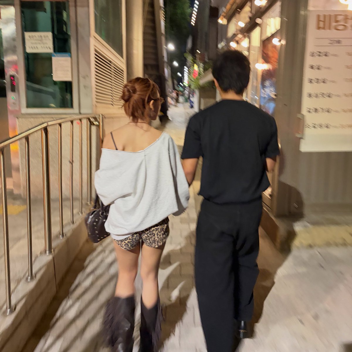 tiyapics's tweet photo. ไปเกาหลีกัน 4 คน ตาออมเดินกับแฟน โจริญเดินกับพี่สไตล์ลิส555555555555555 https://t.co/4UAlj0WdRI