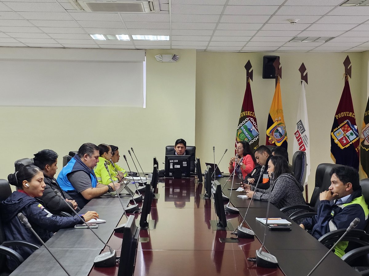 ECU911Ambato's tweet photo. 📍 #Ambato | La mañana de este 8 de julio, el Director Zonal de Operaciones del @ECU911_ lideró la reunión mensual con las instituciones articuladas que integran el Servicio Integrado de Seguridad ECU 911. 🤝

📊 Durante el encuentro se evaluó la gestión operativa correspondiente al mes de junio, se intercambiaron experiencias y se coordinaron acciones para fortalecer la articulación interinstitucional, optimizar la capacidad de respuesta y garantizar una atención más eficiente ante situaciones de emergencia.