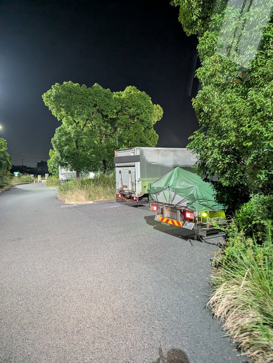 hoshinosuna72's tweet photo. 伊勢湾岸自動車道下り線
湾岸長島パーキングエリア。
駐車枠は空いてるのにバカな駐車してる一部のドライバーによる迷惑駐車により駐車できませんでした。
頭悪すぎやろ💢
#伊勢湾岸自動車道下り線
#湾岸長島パーキングエリア
#迷惑駐車
#トラック
#ドライバー
#長距離ドライバー https://t.co/gsiZLDH6QF