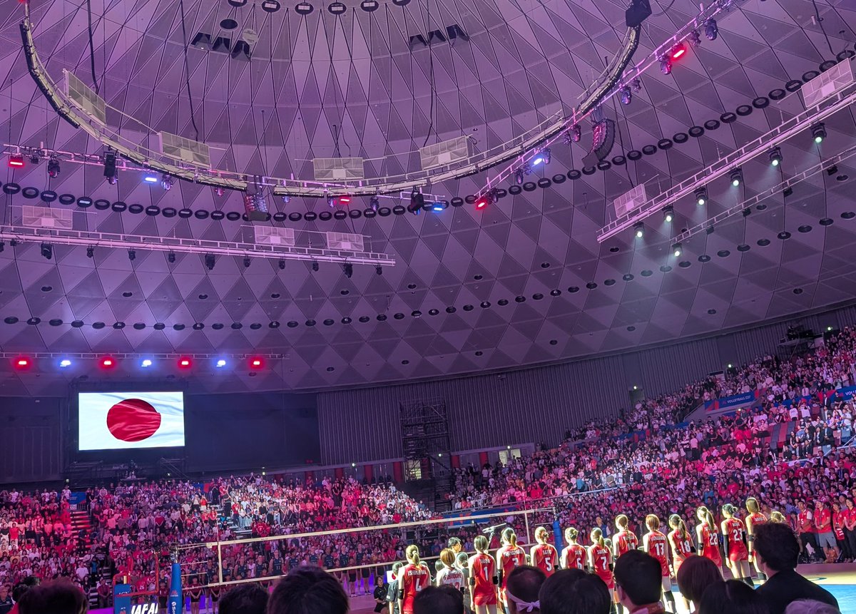 snow777wind's tweet photo. VNL女子🇯🇵対🇧🇷
グッズ売り場に30分並んで
開場待ち90分して
4セット一生懸命応援して🚩
まさかのファンゾーン入場権？が当たって試合後に選手の皆さまと会えて🙏
（明日もどうぞアグレッシブに✊️）
からの。。
アルカードショーサイネージに逢いに梅田の御堂筋線へ。。
長い一日だったーー🫶 https://t.co/1zpO74GiE7