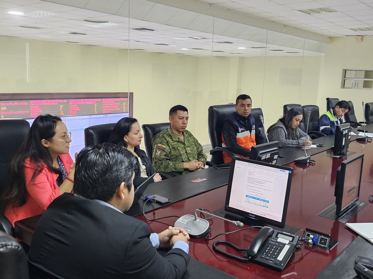 ECU911Ambato's tweet photo. 📍 #Ambato | La mañana de este 8 de julio, el Director Zonal de Operaciones del @ECU911_ lideró la reunión mensual con las instituciones articuladas que integran el Servicio Integrado de Seguridad ECU 911. 🤝

📊 Durante el encuentro se evaluó la gestión operativa correspondiente al mes de junio, se intercambiaron experiencias y se coordinaron acciones para fortalecer la articulación interinstitucional, optimizar la capacidad de respuesta y garantizar una atención más eficiente ante situaciones de emergencia.
