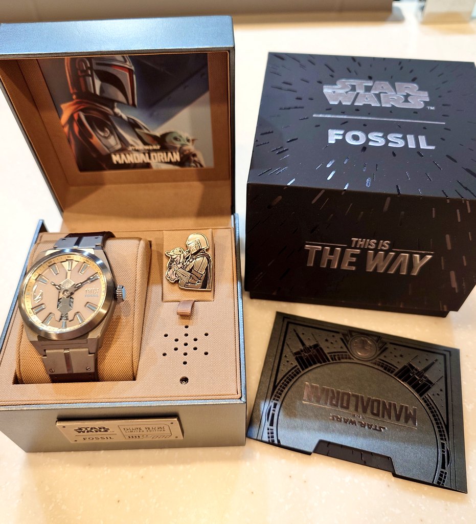 A_Shitori's tweet photo. マンダロリアンコラボのfossilの腕時計買った！
This is the way.って言うから買ったまである。
重くてかっこいい https://t.co/JFjt1jXi9e
