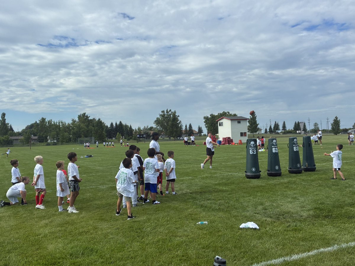 mojohill22's tweet photo. Deng Deng: “If Jerry makes a bad throw, you can yell at him.”

Kids are now chanting “Jerry, you suck!” after every ball that isn’t caught.

That’s UND’s starting quarterback. https://t.co/P8z2DysYEn