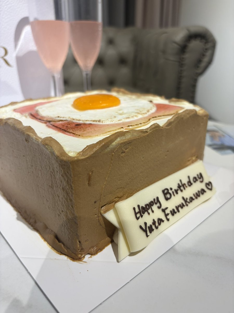 y_na0067's tweet photo. ドデカベーコンエッグトーストケーキ https://t.co/PuAcgC8zPh