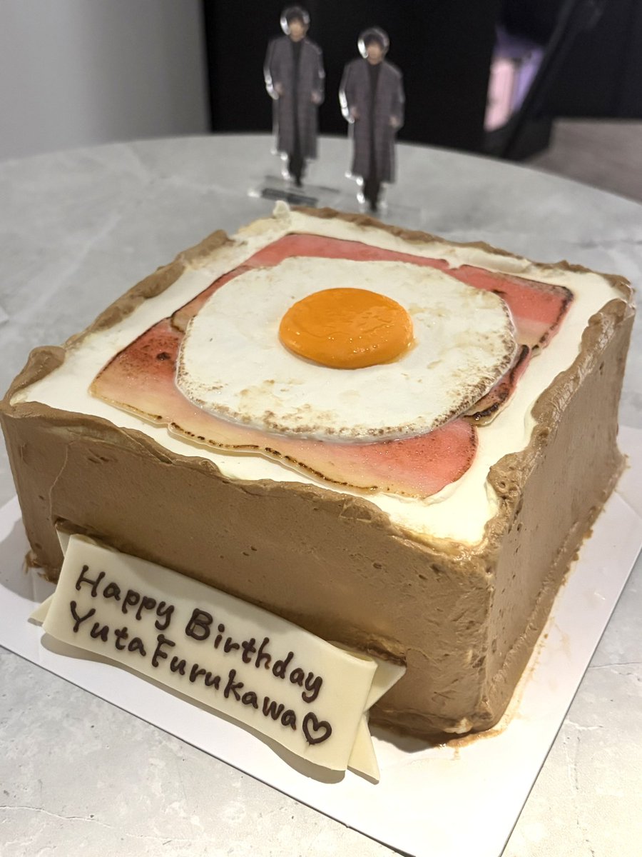 y_na0067's tweet photo. ドデカベーコンエッグトーストケーキ https://t.co/PuAcgC8zPh