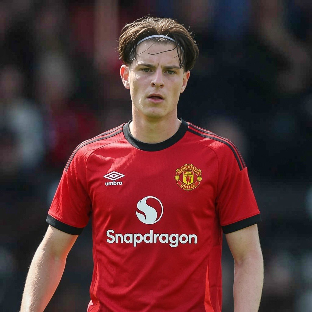 ManUtdInPidgin's tweet photo. 🏴󠁧󠁢󠁥󠁮󠁧󠁿 💣 OBARA JESUS:

Alex Scott prefer move to Manchester United instead of Liverpool, even though him former manager don move go Liverpool. 🔴

The English midfielder wan make a name for himself at Man Utd, not Liverpool, and don reject Bournemouth new contract. https://t.co/Jslk9OuvaC