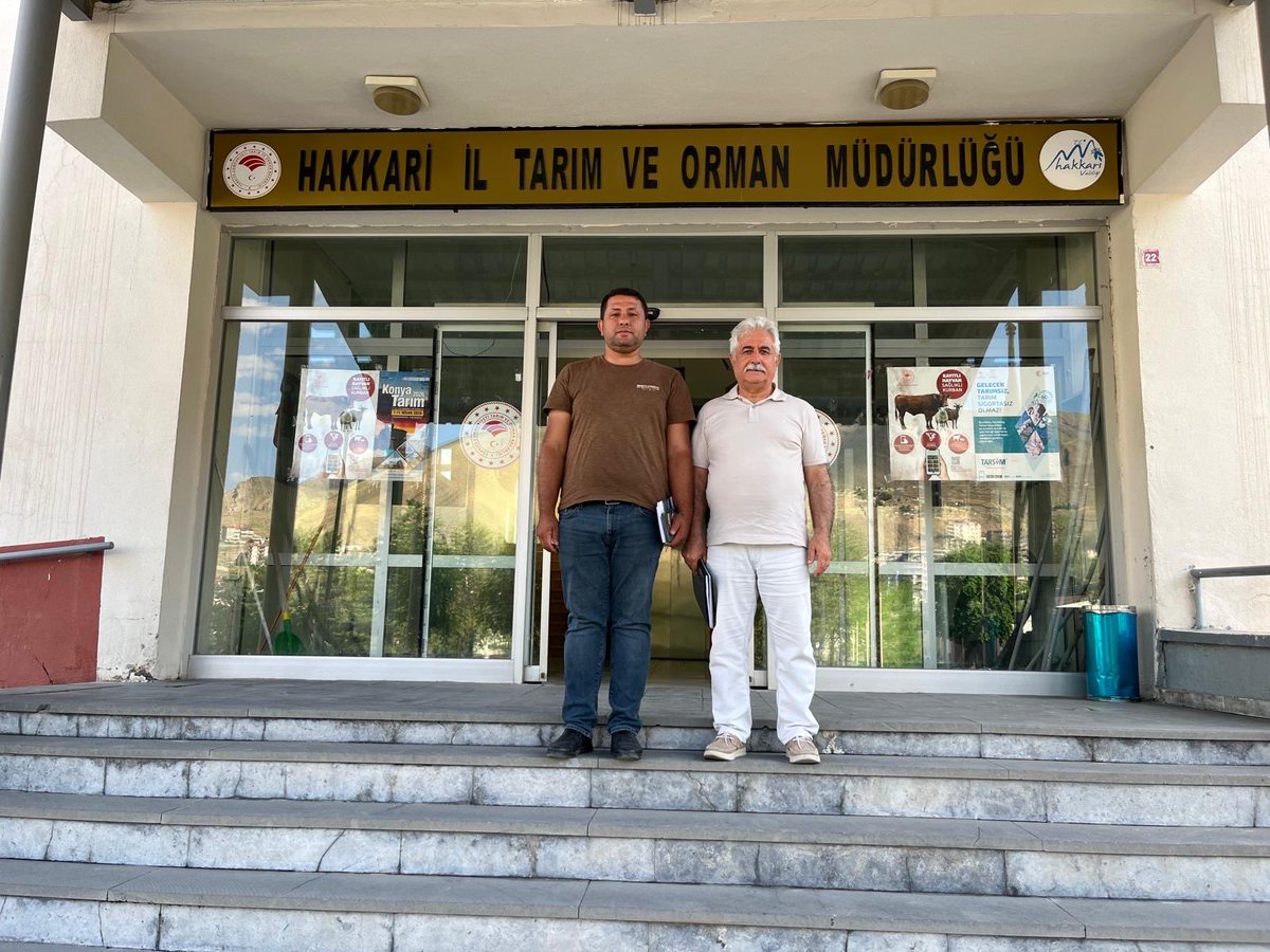 hurtarimorman's tweet photo. “SIKMADIK EL, DİNLEMEDİK ÇALIŞAN BIRAKMAYACAĞIZ” DEMİŞTİK…

HAKKÂRİ, ŞIRNAK VE SİİRT’TE SAHADAYDIK.

Genel Başkanımız Muzaffer GENÇ, Genel Başkan Yardımcılarımız Süleyman AYBEK, Harun KAVUŞ ve Mustafa KUTLU‘nun katılımıyla Hakkâri, Şırnak ve Siirt’te kapsamlı saha ziyaretleri gerçekleştirdik.

📍 Hakkâri İl Tarım ve Orman Müdürlüğü
📍 Yüksekova İlçe Tarım ve Orman Müdürlüğü
📍 Şırnak İl Tarım ve Orman Müdürlüğü
📍 Cizre İlçe Tarım ve Orman Müdürlüğü
📍 Siirt İl Tarım ve Orman Müdürlüğü

Ziyaretlerimizde çalışma arkadaşlarımızla bir araya gelerek çalışma hayatına ilişkin sorunları, talepleri ve çözüm önerilerini dinledik; sendikamızın yürüttüğü çalışmalar, hedefleri ve sendikal mücadelemiz hakkında bilgi paylaşımında bulunduk.

İlkeli sendikacılığa olan özlem ve değişim isteğinin sahadaki güçlü yansımasını bir kez daha gördük. Çalışma arkadaşlarımızın gösterdiği ilgi, güven ve destek; Hürriyetçi Tarım Orman-Sen’in her geçen gün daha da büyüyen bir aile olduğunun en güçlü göstergesi oldu.

Ziyaretlerimiz boyunca bizleri samimiyetle karşılayan başta Şırnak İl Tarım ve Orman Müdür Yardımcısı Mehmet Emin ÖZTÜRK olmak üzere tüm kurum amirlerimize, misafirperverlikleri için teşekkür ediyor; özveriyle görev yapan fedakâr çalışma arkadaşlarımıza emekleri, ilgileri ve mücadelemize verdikleri destek için şükranlarımızı sunuyoruz.

Ayrıca Esendere Gümrük Müdürlüğü’nde görev yapan Hürriyetçi Büro-Sen Genel Başkan Yardımcısı Mustafa GÜVEN’e yakın ilgisi, misafirperverliği ve nazik ev sahipliği için teşekkür ediyor, Hürriyetçi Sendikalar Konfederasyonu çatısı altında yürüttüğümüz dayanışmanın güçlenerek devam etmesini diliyoruz.

Aramıza katılan yeni üyelerimize hoş geldiniz diyor, emek, adalet ve liyakat ilkelerinden taviz vermeden; ulaşmadık tek bir çalışma arkadaşımız kalmayıncaya kadar sahada olmaya ve mücadelemizi büyütmeye devam edeceğimizi bir kez daha ifade ediyoruz.

#HürriyetçiTarımOrmanSen #HürSenGel #HürSen #HürriyetçiSendikalarKonfederasyonu #HürriyetçiBüroSen #Emek #Adalet #Liyakat #KamuGörevlileri #KamuÇalışanları #TarımVeOrman #TarımBakanlığı #VeterinerHekim #ZiraatMühendisi #GıdaMühendisi #OrmanMühendisi #Tekniker #Teknisyen #Hakkâri #Yüksekova #Esendere #Şırnak #Cizre #Siirt #Sendika #Sendikacılık #SahaZiyareti #BirlikteGüçlüyüz