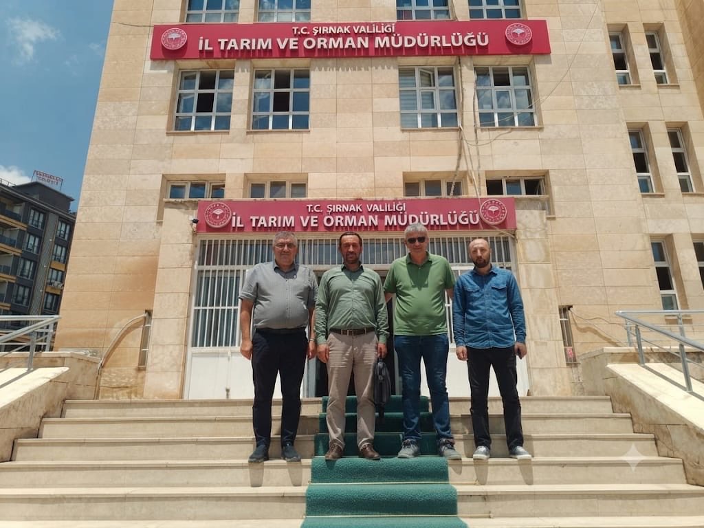 hurtarimorman's tweet photo. “SIKMADIK EL, DİNLEMEDİK ÇALIŞAN BIRAKMAYACAĞIZ” DEMİŞTİK…

HAKKÂRİ, ŞIRNAK VE SİİRT’TE SAHADAYDIK.

Genel Başkanımız Muzaffer GENÇ, Genel Başkan Yardımcılarımız Süleyman AYBEK, Harun KAVUŞ ve Mustafa KUTLU‘nun katılımıyla Hakkâri, Şırnak ve Siirt’te kapsamlı saha ziyaretleri gerçekleştirdik.

📍 Hakkâri İl Tarım ve Orman Müdürlüğü
📍 Yüksekova İlçe Tarım ve Orman Müdürlüğü
📍 Şırnak İl Tarım ve Orman Müdürlüğü
📍 Cizre İlçe Tarım ve Orman Müdürlüğü
📍 Siirt İl Tarım ve Orman Müdürlüğü

Ziyaretlerimizde çalışma arkadaşlarımızla bir araya gelerek çalışma hayatına ilişkin sorunları, talepleri ve çözüm önerilerini dinledik; sendikamızın yürüttüğü çalışmalar, hedefleri ve sendikal mücadelemiz hakkında bilgi paylaşımında bulunduk.

İlkeli sendikacılığa olan özlem ve değişim isteğinin sahadaki güçlü yansımasını bir kez daha gördük. Çalışma arkadaşlarımızın gösterdiği ilgi, güven ve destek; Hürriyetçi Tarım Orman-Sen’in her geçen gün daha da büyüyen bir aile olduğunun en güçlü göstergesi oldu.

Ziyaretlerimiz boyunca bizleri samimiyetle karşılayan başta Şırnak İl Tarım ve Orman Müdür Yardımcısı Mehmet Emin ÖZTÜRK olmak üzere tüm kurum amirlerimize, misafirperverlikleri için teşekkür ediyor; özveriyle görev yapan fedakâr çalışma arkadaşlarımıza emekleri, ilgileri ve mücadelemize verdikleri destek için şükranlarımızı sunuyoruz.

Ayrıca Esendere Gümrük Müdürlüğü’nde görev yapan Hürriyetçi Büro-Sen Genel Başkan Yardımcısı Mustafa GÜVEN’e yakın ilgisi, misafirperverliği ve nazik ev sahipliği için teşekkür ediyor, Hürriyetçi Sendikalar Konfederasyonu çatısı altında yürüttüğümüz dayanışmanın güçlenerek devam etmesini diliyoruz.

Aramıza katılan yeni üyelerimize hoş geldiniz diyor, emek, adalet ve liyakat ilkelerinden taviz vermeden; ulaşmadık tek bir çalışma arkadaşımız kalmayıncaya kadar sahada olmaya ve mücadelemizi büyütmeye devam edeceğimizi bir kez daha ifade ediyoruz.

#HürriyetçiTarımOrmanSen #HürSenGel #HürSen #HürriyetçiSendikalarKonfederasyonu #HürriyetçiBüroSen #Emek #Adalet #Liyakat #KamuGörevlileri #KamuÇalışanları #TarımVeOrman #TarımBakanlığı #VeterinerHekim #ZiraatMühendisi #GıdaMühendisi #OrmanMühendisi #Tekniker #Teknisyen #Hakkâri #Yüksekova #Esendere #Şırnak #Cizre #Siirt #Sendika #Sendikacılık #SahaZiyareti #BirlikteGüçlüyüz