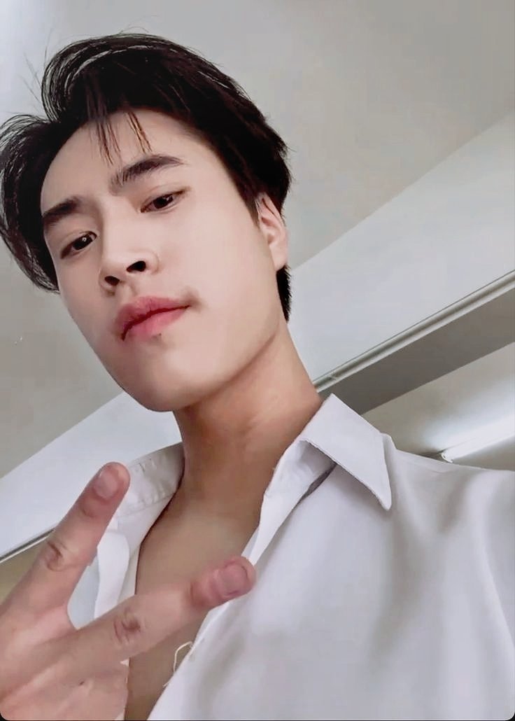 justonlyme1919's tweet photo. 🐱 : ทำไรอยู่วะเซลฟี่มาดูดิ้

🐶 : sent photo

🐱 : ไม่เอาสองนิ้ว จะเอาแลบลิ้นแบบนี้ // sent photo

🐶 : โอ้ยไม่เอา

🐱 : เร็ววทำเป็นเพื่อนกูหน่อยย

🐶 : มึงทำเเล้วน่ารัก กูทำเเล้วตลกอะดิ5555555 https://t.co/Ab8pzy4Rlg