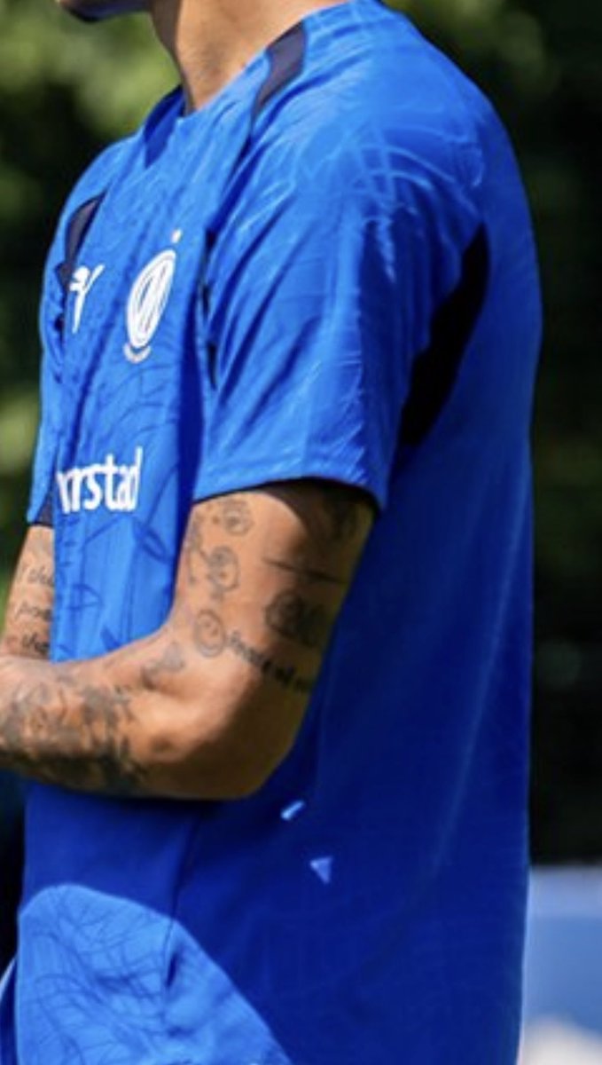 Formaholic's tweet photo. ℹ️ Elit A kategorisinde olduğu söylenen Marsilya ve Galatasaray’ın antrenman formalarına baktığımızda belirgin bir farkla karşılaşıyoruz.

• Marsilya’nın antrenman üstü profesyonel (oyuncu) versiyonken, Galatasaray’ın antrenman formasının ise DryCELL ürünü olduğu göze çarpıyor.

• Bunu, gövdedeki desenin kollarda devam etmemesinden ve en basitinden formanın sol alt kısmında DryCELL ibaresinin yer almasından anlayabiliyoruz.

Bu da aslında Galatasaray futbolcularının ikinci kalite antrenman forması giydiğini gösteriyor. Hatta bir başka deyişle, Marsilya’nın taraftarlara satılan antrenman formasını Galatasaraylı futbolcular giyiyor da diyebiliriz.

Peki ya sizce bu durum neyden kaynaklanıyor?🤔