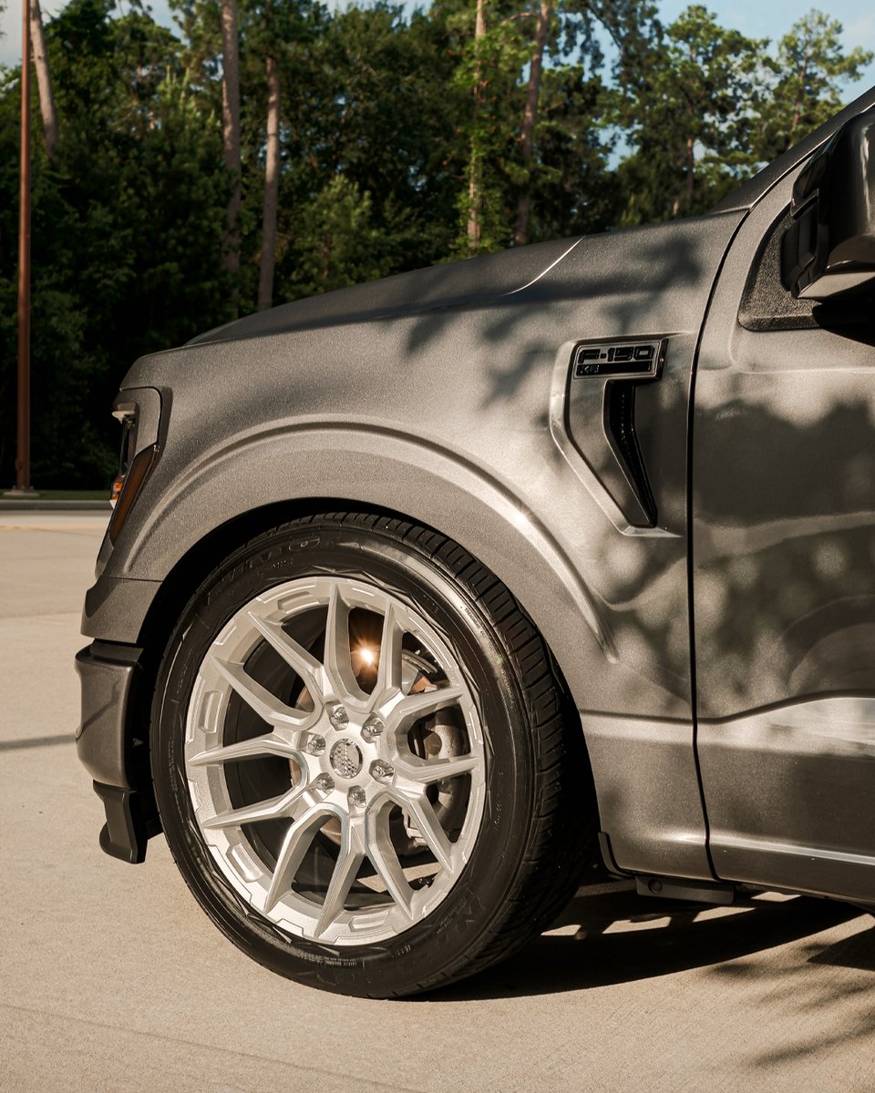 DefiantWheels's tweet photo. Golden Hour ⌛
Featuring our Silver Machined 22x9 DF18s on @boosted_kev_ ‘s Supercharged Ford F-150 👀🔥
📷: @boosted_kev_
#DEFIANTWheels #FordTrucks #FordF150 #FordPerformance #Supercharged https://t.co/Wbsrfu6mlh