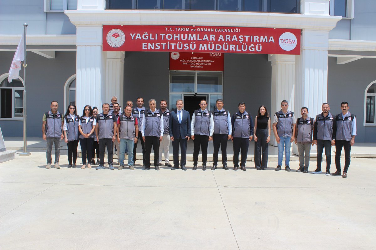 tagemgovtr's tweet photo. 🌱 Genel Müdürümüzden Yağlı Tohumlar Araştırma Enstitüsü Müdürlüğümüzü Ziyaret 

Ziyaret kapsamında Enstitü Müdürü Sayın Dr. Engin GÖNEN tarafından Enstitüde yürütülen çalışmalar hakkında brifing alan Genel Müdürümüz Sayın Dr.M.Altuğ ATALAY, personel ile bir araya gelerek görüş ve önerilerini dinledi; sahada karşılaşılan ihtiyaçlar ile çözüm önerilerini değerlendirdi.

Programın devamında laboratuvarlar ve Enstitü arazisinde incelemelerde bulunan ATALAY, yürütülen araştırma projeleri ile Ar-Ge faaliyetleri hakkında detaylı bilgi aldı.

#TAGEM | Bilimsel araştırmalarla yağlı tohumlarda verimi artırıyor, geleceğin üretimini şekillendiriyoruz.
@TCTarim