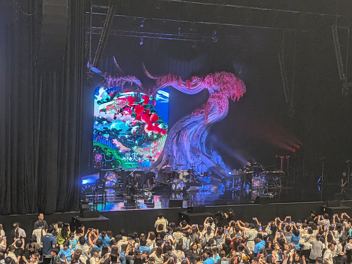 kh1986micchon's tweet photo. 水ツアー最終日にしてやっと参加出来ました。自分の誕生日にツアー最終日が重なるという巡り合わせは初だったと思います。
今日から惑ワズノ森に足を踏み入れたわけですが胸張って自信持って頑張ります！
#種水果実 
#水ツアー 
#ポルノグラフィティ https://t.co/9i7LsSBFkA
