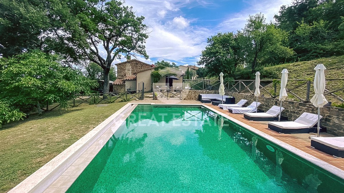 italianhouses's tweet photo. 🏡🌿Exquisite farmhouse in #ValdOrcia
🏊Private swimming pool
🛏️5 bedrooms
🌄UNESCO Tuscan views
🔥Fireplace
💶€648,000
❓Poolside peace or vineyard adventures?
https://t.co/wWFJrite5p
#PropertyItaly #Tuscany #Siena #CastiglioneDOrcia https://t.co/OUYklmx6Nk