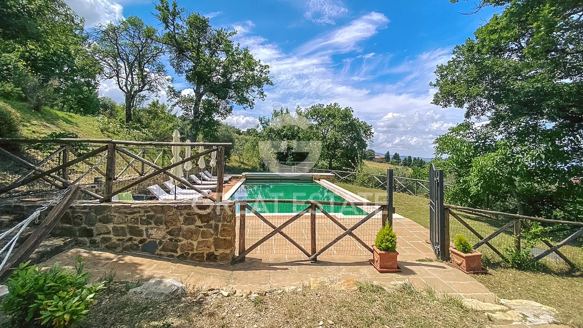 italianhouses's tweet photo. 🏡🌿Exquisite farmhouse in #ValdOrcia
🏊Private swimming pool
🛏️5 bedrooms
🌄UNESCO Tuscan views
🔥Fireplace
💶€648,000
❓Poolside peace or vineyard adventures?
https://t.co/wWFJrite5p
#PropertyItaly #Tuscany #Siena #CastiglioneDOrcia https://t.co/OUYklmx6Nk