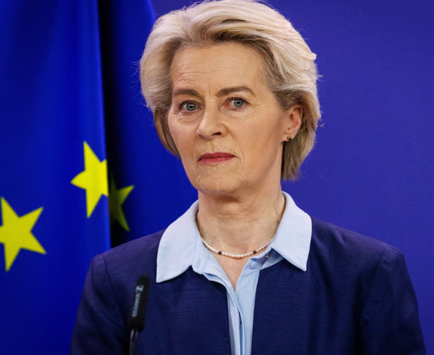 LeaBourseFR's tweet photo. 🚨 À partir d'aujourd'hui, toutes les nouvelles voitures en Europe embarquent une caméra qui analyse vos yeux en permanence.

Justification : détecter la somnolence.

On pourrait dire que c'est techniquement légitime : la somnolence tue 1 200 personnes par an en France (30% de la mortalité routière).

Certains diront aussi que c'est la même technologie que celle déjà présente dans les Tesla, BMW et Mercedes haut de gamme depuis plusieurs années.

Mais ici les questions restent entières :

- les données sont-elles traitées localement ou envoyées au constructeur ?
- Combien de temps sont-elles conservées ?
- Qui y accède (assureurs, forces de l'ordre, État) ?

L'absence de réponse claire à ces questions dans la réglementation européenne est assez préoccupante.

Plus préoccupant encore, le calendrier des nouvelles obligations dans votre voiture en Europe ces dernières années :

→ limitateur de vitesse intelligent qui peut ralentir le véhicule automatiquement (2022)

→ boîte noire qui enregistre vos données de conduite (2022)

→ appel d'urgence automatique qui géolocalise votre véhicule avec eCall (2018)

→ et maintenant le DMS : caméra qui analyse vos yeux en permanence

Chaque mesure, prise individuellement, a une justification sécuritaire légitime. Ensemble, elles forment un dispositif de surveillance de la mobilité assez complet.

Le conducteur européen de 2026 est filmé, géolocalisé, enregistré et limité dans sa vitesse (en permanence, dans son véhicule privé).

Ce n'est pas une théorie du complot. C'est la liste des obligations réglementaires en vigueur. Sans grand débat public.