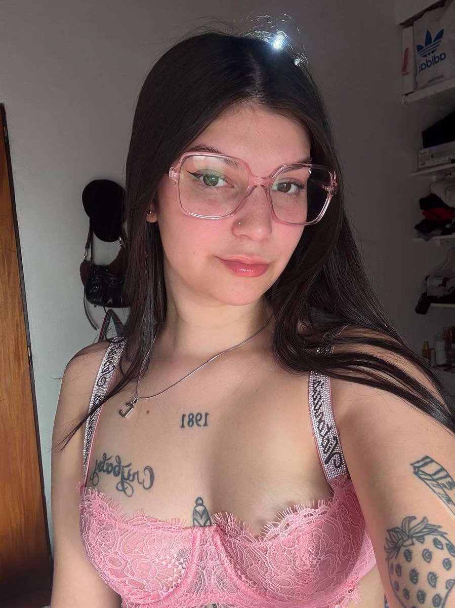 Lolabnk's tweet photo. moi + mes seins -> tes Dm                      
tu veux ? 🤭                 
t’inquiète c’est gratuit https://t.co/zjfabgNbKU