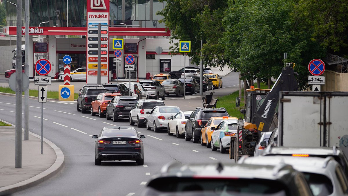 visegrad24's tweet photo. BREAKING:

The Russian government has introduced a full ban on diesel fuel exports. 

The country will begin importing fuel from other states, Russian Deputy Prime Minister Novak announced. https://t.co/E6QjBKnVkF