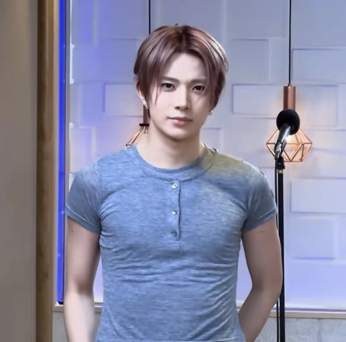 heejakemine's tweet photo. he looks so delicious in that tight shirt https://t.co/ZY6xhfVCCw