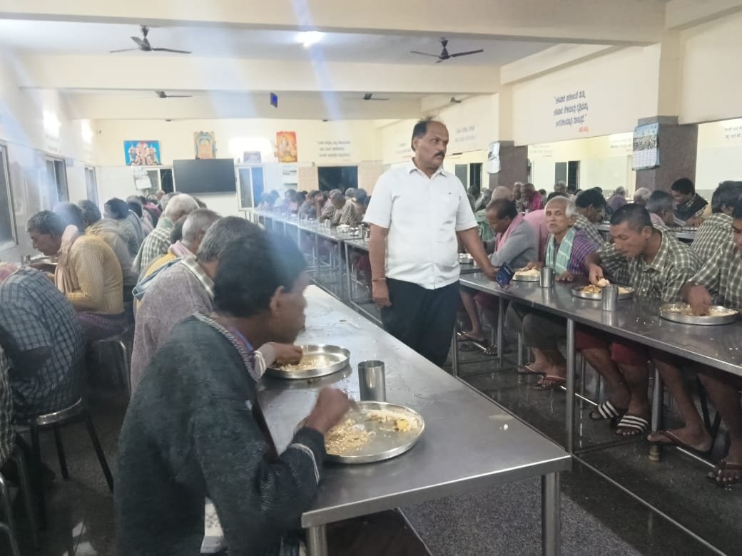 npkbng's tweet photo. Good evening, NPK Bangalore Dinner 
#SocialAudit_SWDMeals
#SWDGoK
#CentralReliefCommittee https://t.co/R6a8DTkoJL